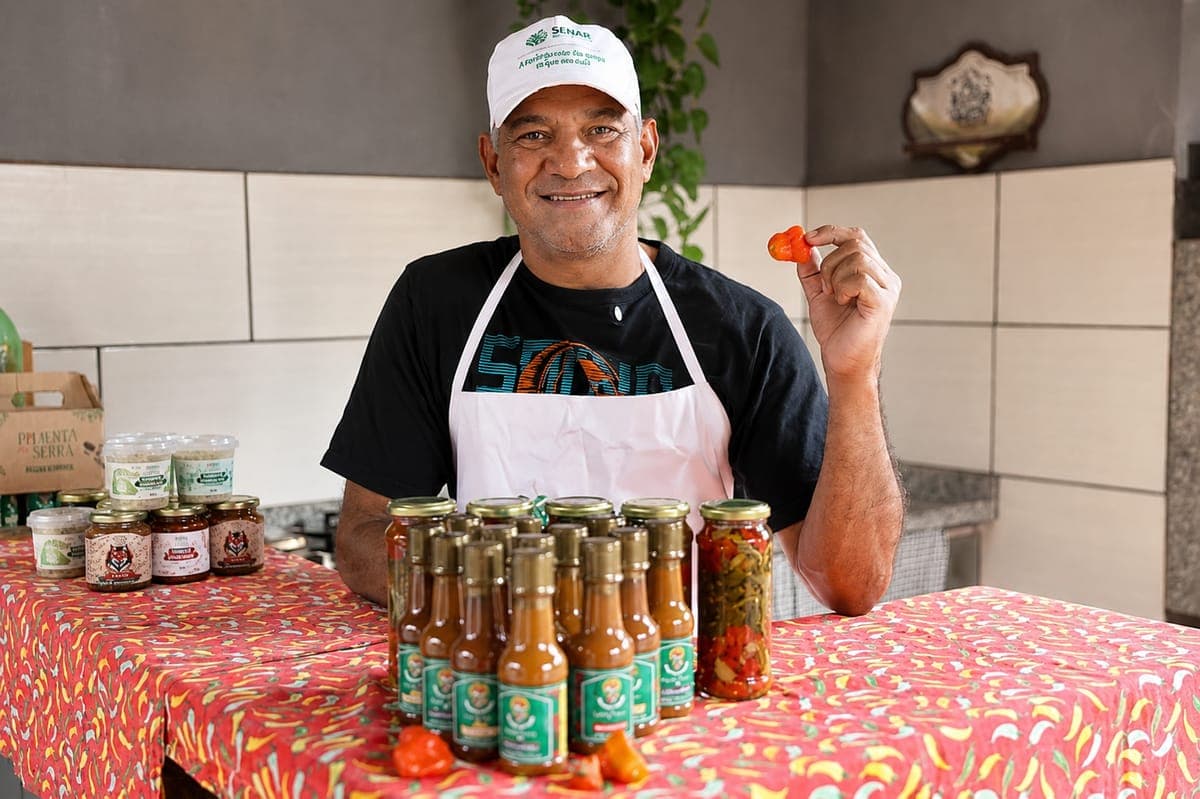 Osmar Müller, criador da Pimenta da Serra, com seus molhos artesanais em Guia Lopes da Laguna, Mato Grosso do Sul