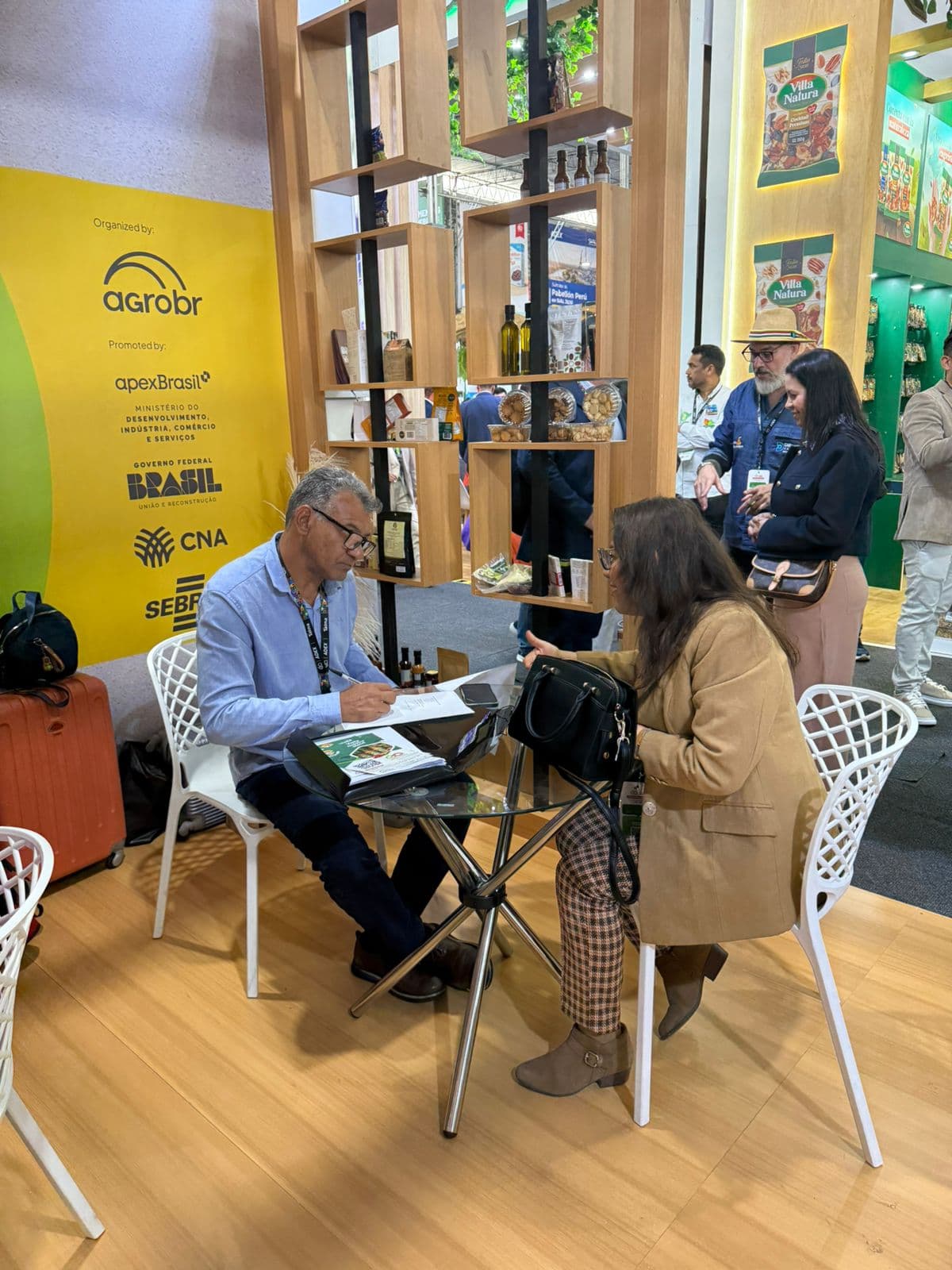 Osmar Müller negociando com importadores na Expoalimentaria, no Peru